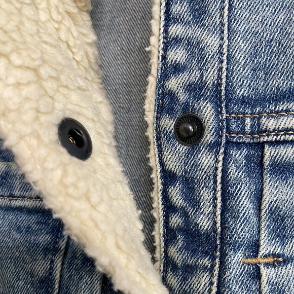 Gap Ladie’s Size XS Jean Jacket with Faux Sheep Skin Collar and Snaps Down Front - Picture 4 of 10